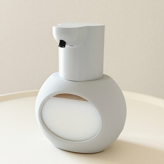 壁掛けもできるなんてすごい!3COINSの「自動で出てくるディスペンサー」プチプラ価格でゲットできて嬉しい!