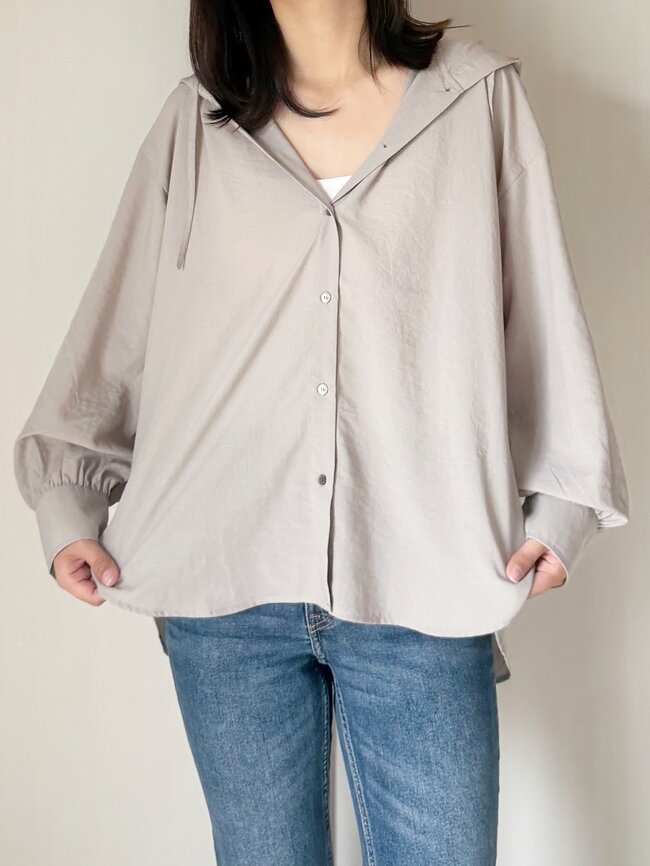 「買って大正解！」グローバルワークの“パーカーみたいなシャツ”おしりまでカバーできて天才すぎる！「重宝まちがいなし」「オシャレでとても気に入りました」