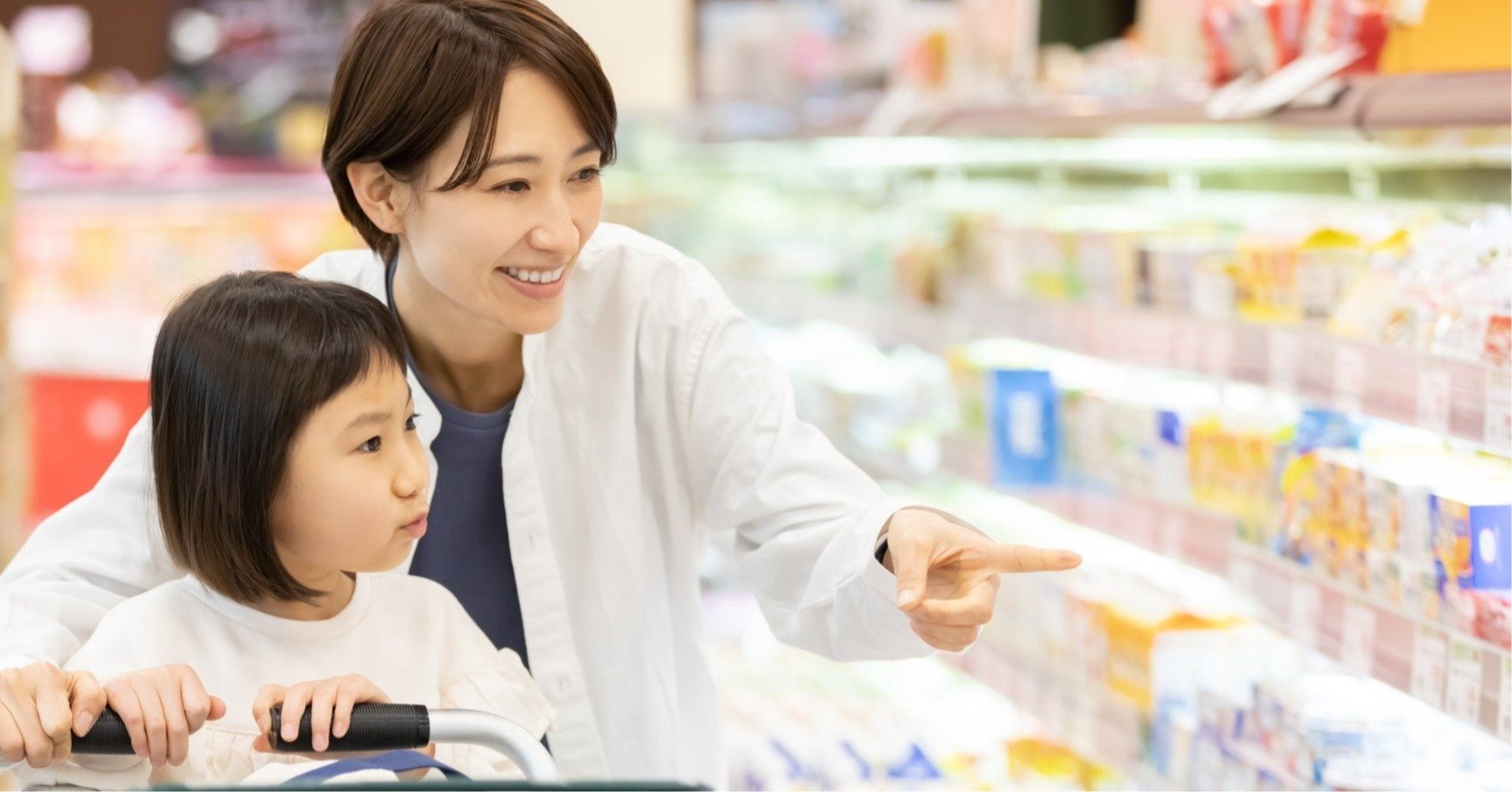 買い物をする親子のイメージ画像