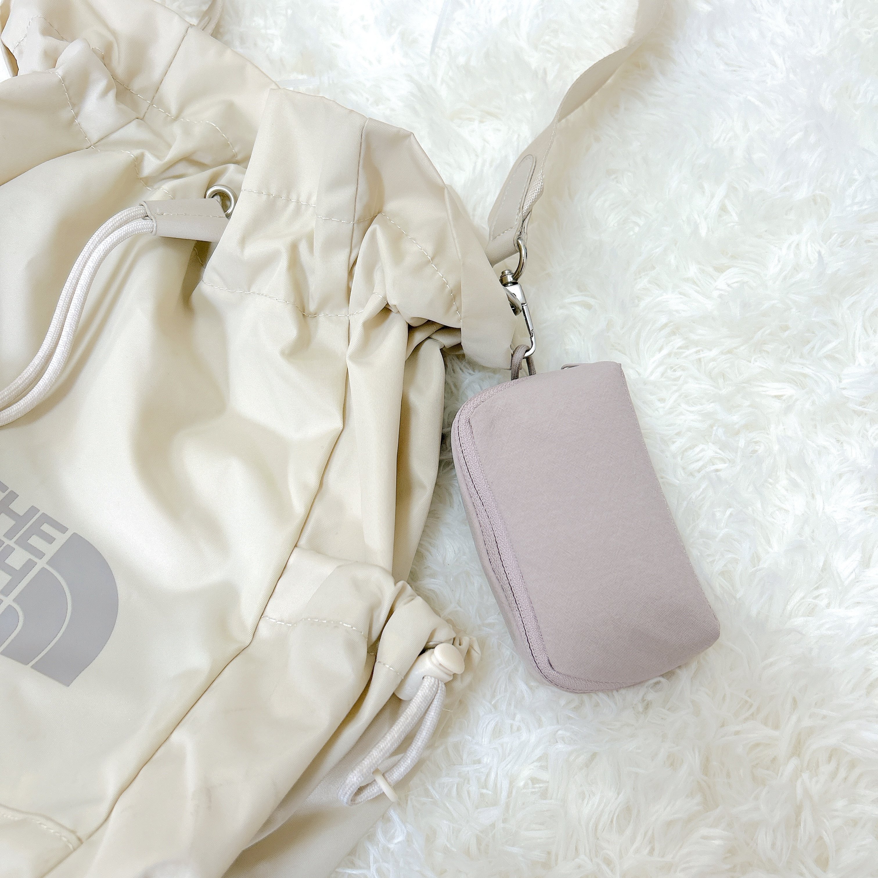 「ずっと探してた」セリアの“ドリンクホルダーになるポーチ”が画期的すぎる!「やっと買えた」「片手が塞がらなくて助かる」