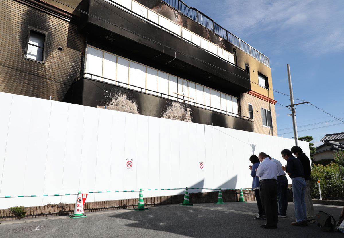 京アニ/折り鶴をささげ、手を合わせる人たち