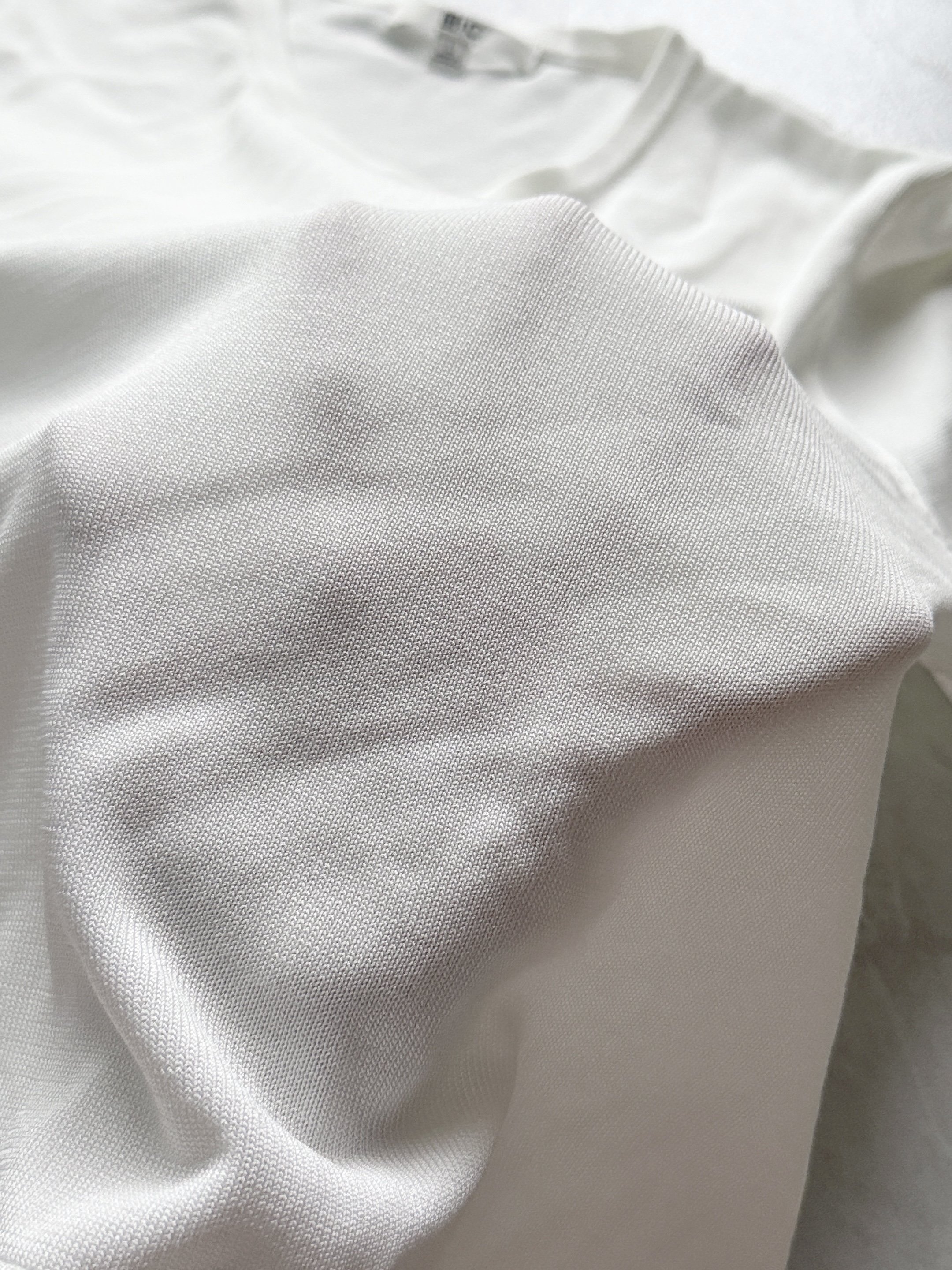 もう普通のTシャツに戻れないかも…ユニクロの“ひんやりトップス”着心地よすぎて追加購入したい！「体のラインが気にならない」「現在3色持ちです」【購入レビュー】
