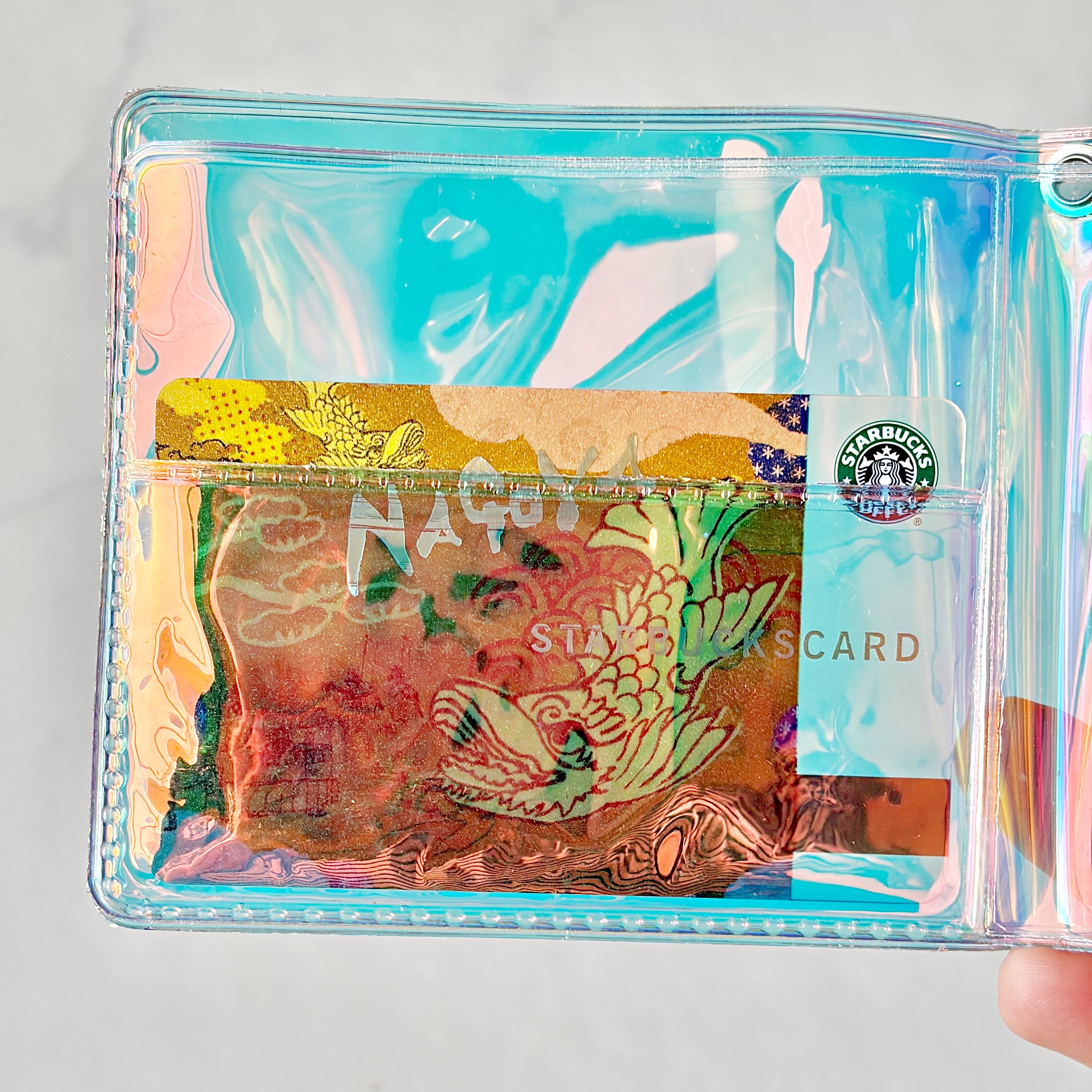 もう普通の財布に戻れないかも…！ダイソーの「ぺたんこ財布」お札が折らずに入るし、カギやカードも収納できて嬉しい！
