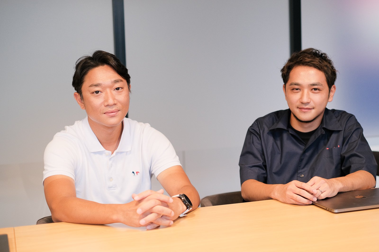 ARIGATOBANK代表取締役CEOの白石陽介氏と共同創業者・取締役の山口公大氏