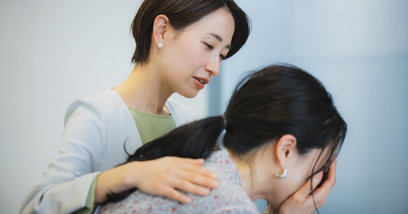 上司に相談し泣く女性