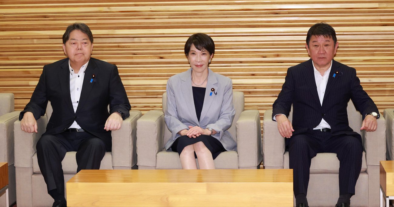 閣議に臨む高市早苗首相ら