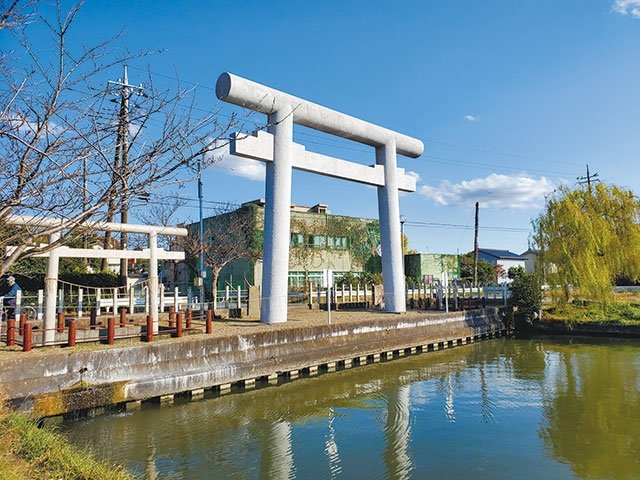 一の鳥居の両脇に御神体の「忍潮井(おしおい)」がある