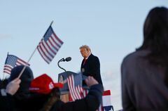 トランプ氏、退任式で「われわれは戻ってくる」