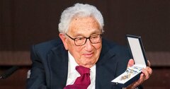 習近平主席が「異例の厚遇」、100歳のキッシンジャー氏訪中を巡る米中の戦略とは