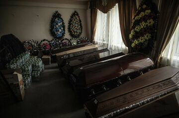 包囲されるルガンスク最前線、地下に潜む住民
