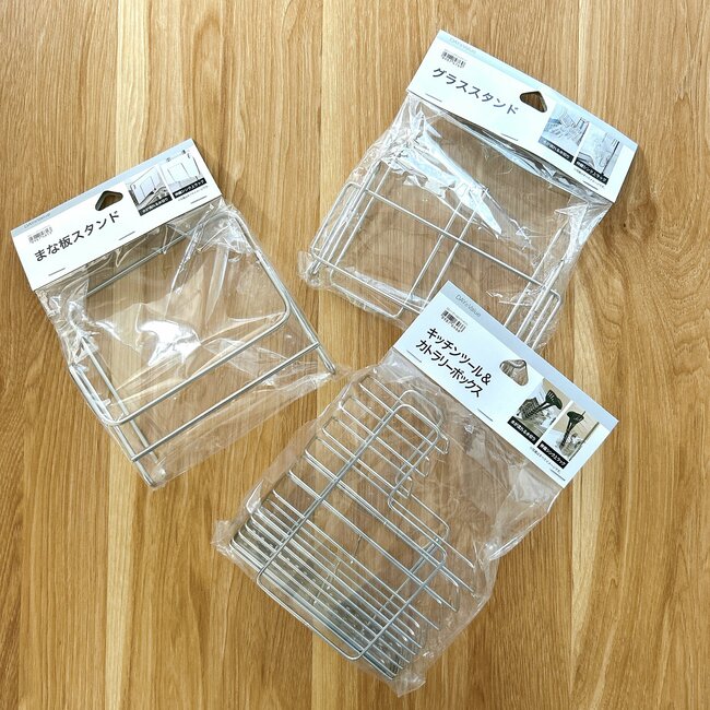 シンクの奥に置けちゃった！ニトリの「浮かせるキッチン収納」が画期的すぎる…！水筒やまな板もスッキリ片付きます！