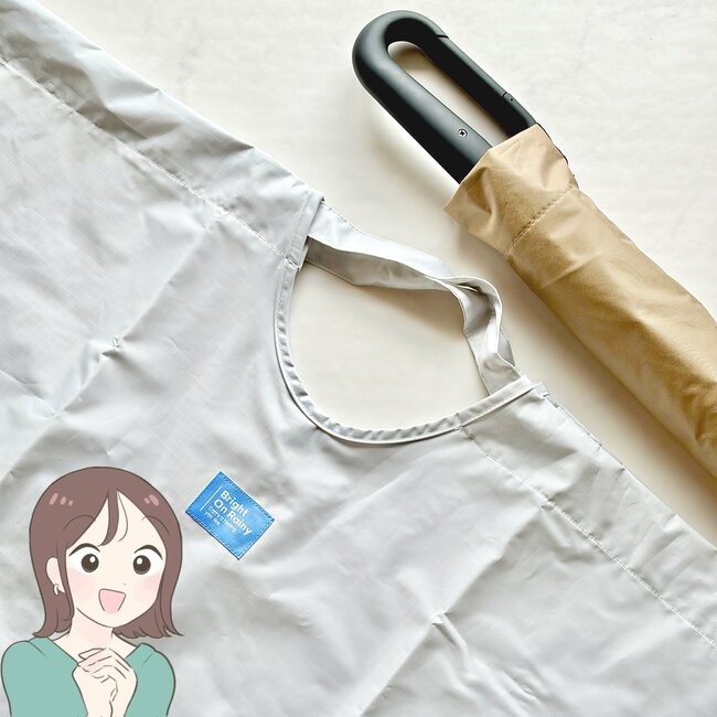 「荷物を濡らさずに済む」「雨の日助かります」3COINSの“天才レイングッズ”外出がラクになって嬉しい!「梅雨時に大活躍の予感です」