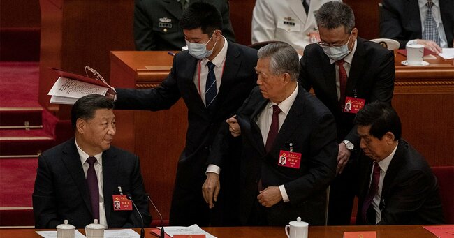 北京で行われた中国共産党の党大会で、壇上から退場させられる胡錦濤前共産党総書記