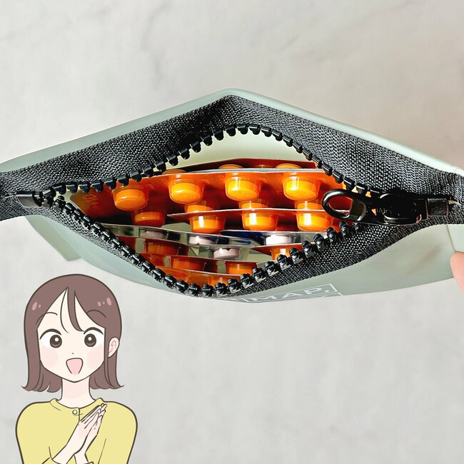 【3COINS】普通の財布に戻れないかも…！スマホより薄い“ぺたんこポーチ”カードや診察券が30枚入って便利！《購入レビュー》