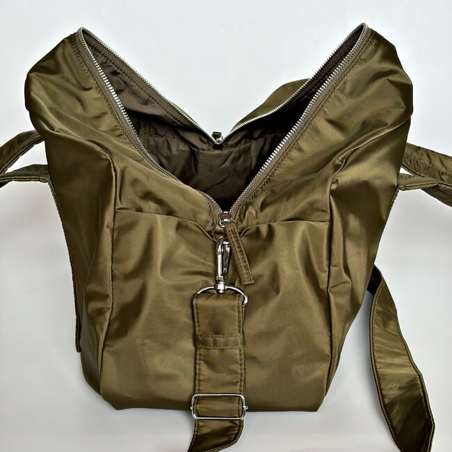 2泊分の荷物が入った！GUの“ガバッと開く大容量バッグ”が優秀すぎる！「友達にも褒められた」「軽くてたくさん入ります」《購入レビュー》