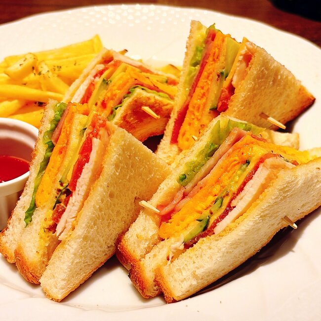 「デカくて毎回ビビる」星乃珈琲の“ボリューム満点サンド”分厚すぎてビックリした！「凄いボリュームだ」「デカくね？コメダ意識してたり…？」