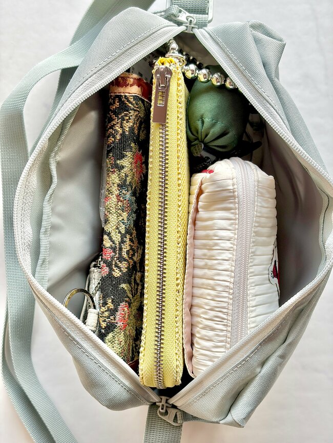 「他のバッグは全く使わなくなりました」無印良品の“めちゃ軽ショルダー”が理想的すぎる！「すごく軽いし、長財布も入る」「スマホをサッと入れられて便利」