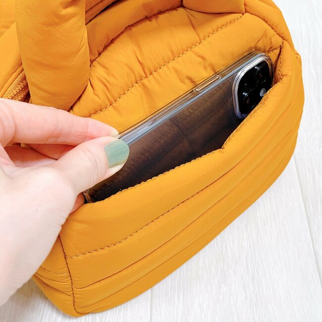 「こういうバッグ待ってました」「長財布もラクラク入る」GUの“ふわふわミニバッグ”まるっこいデザインがかわいい!「荷物も守られる感じ」「使いやすい」《購入レビュー》