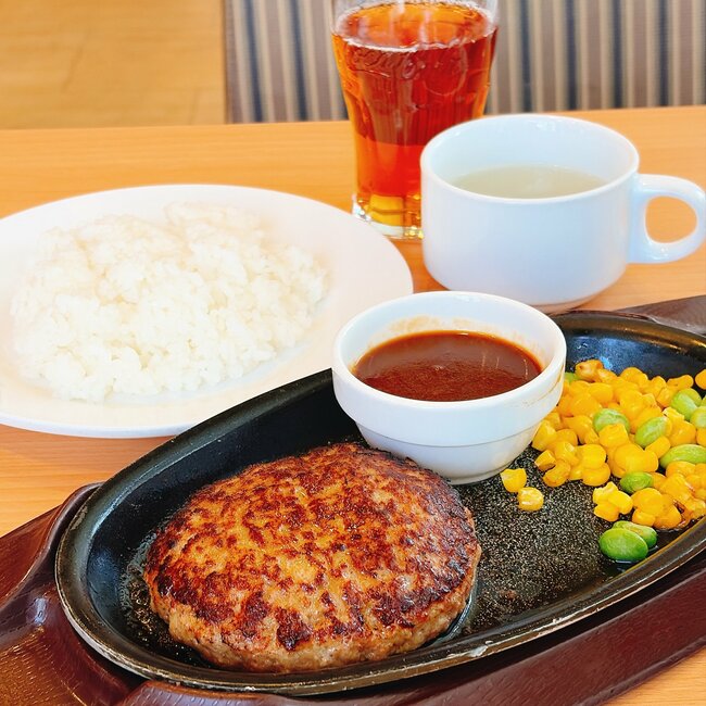 「朝からなんて贅沢」「もはや昼飯である」ガストの“わんぱくモーニング”スープとドリンクバー付きで大満足すぎる!「重すぎてわらう」