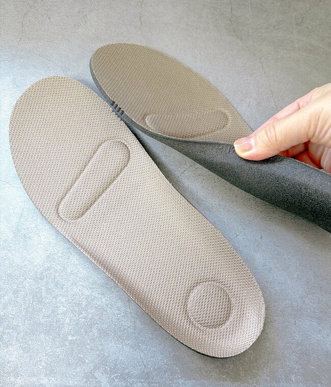 「久々に即買い商品!」スポッと履けて楽ちん!無印良品の“ぽってりサンダル”履き心地もバツグン!「シルエット可愛すぎる!」「色も大人な感じ」《購入レビュー》
