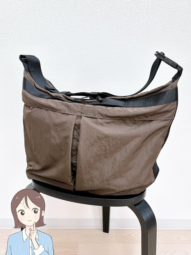 「毎日使っちゃう」「2色買いしました」ユニクロの“大容量ショルダーバッグ”が使い勝手バツグン！「肩にかけているのを忘れるぐらい軽快です」《購入レビュー》