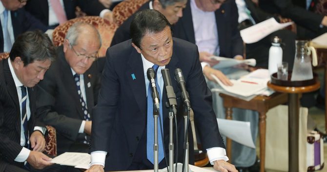 参院決算委員会で答弁する麻生太郎財務相