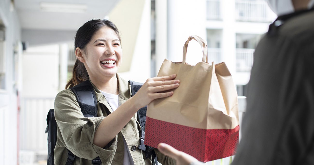 手土産を紙袋ごと渡すのはNG?育ちがいい人ならどうする