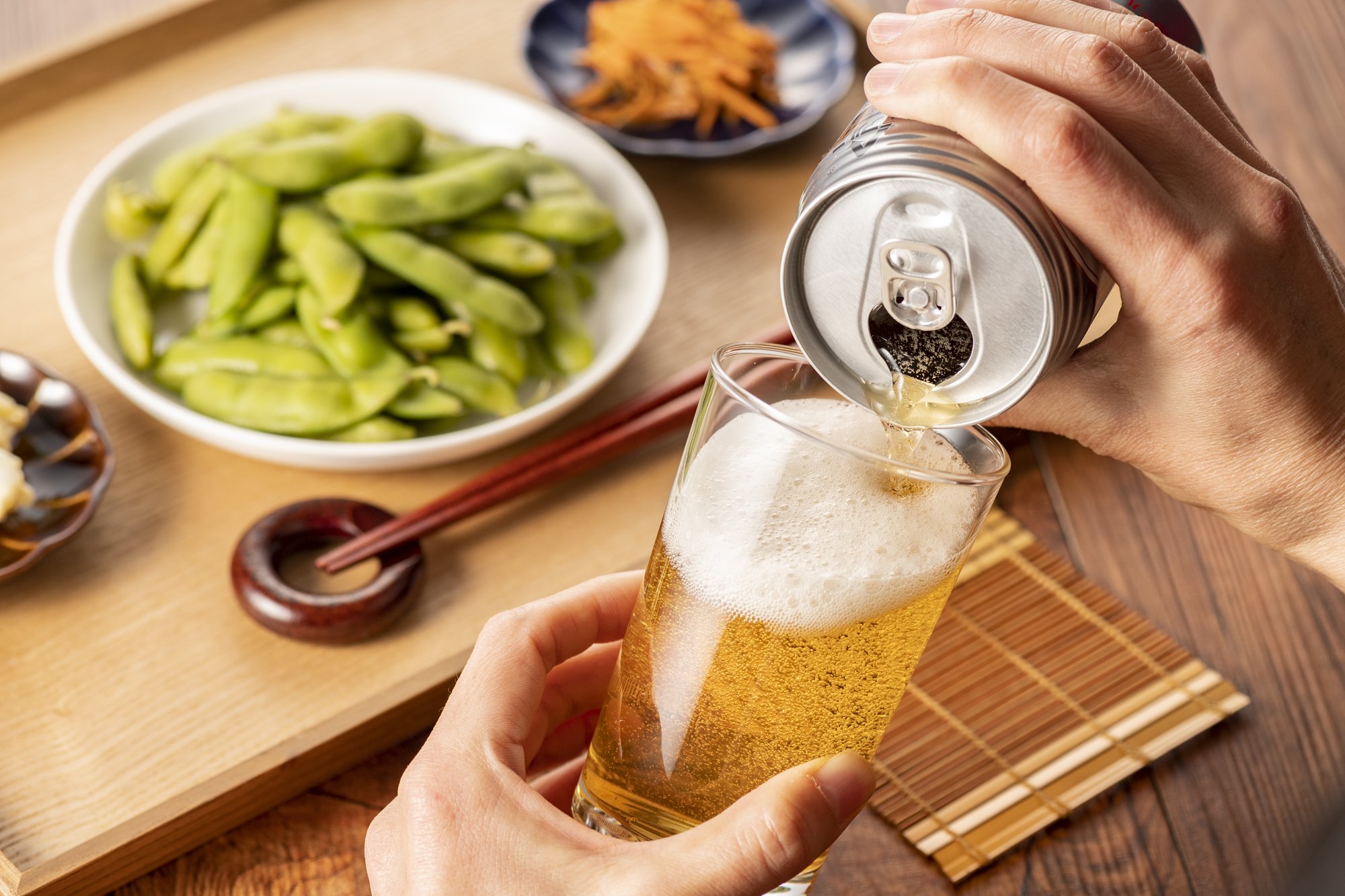 あなたは「酒好き」か「アルコール依存症」か?“10個の質問”でわかる境界線【チェックテスト付き】