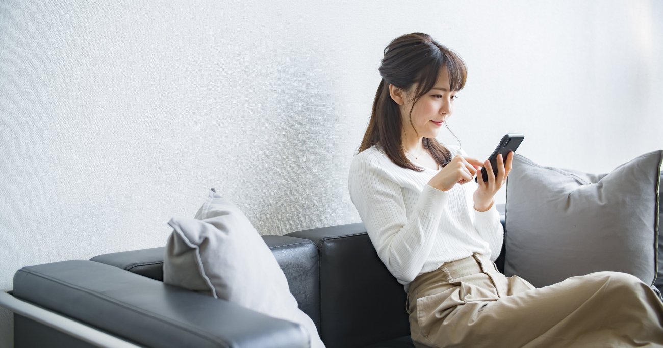 育ちがいい人がソファに座るとき気をつけていること