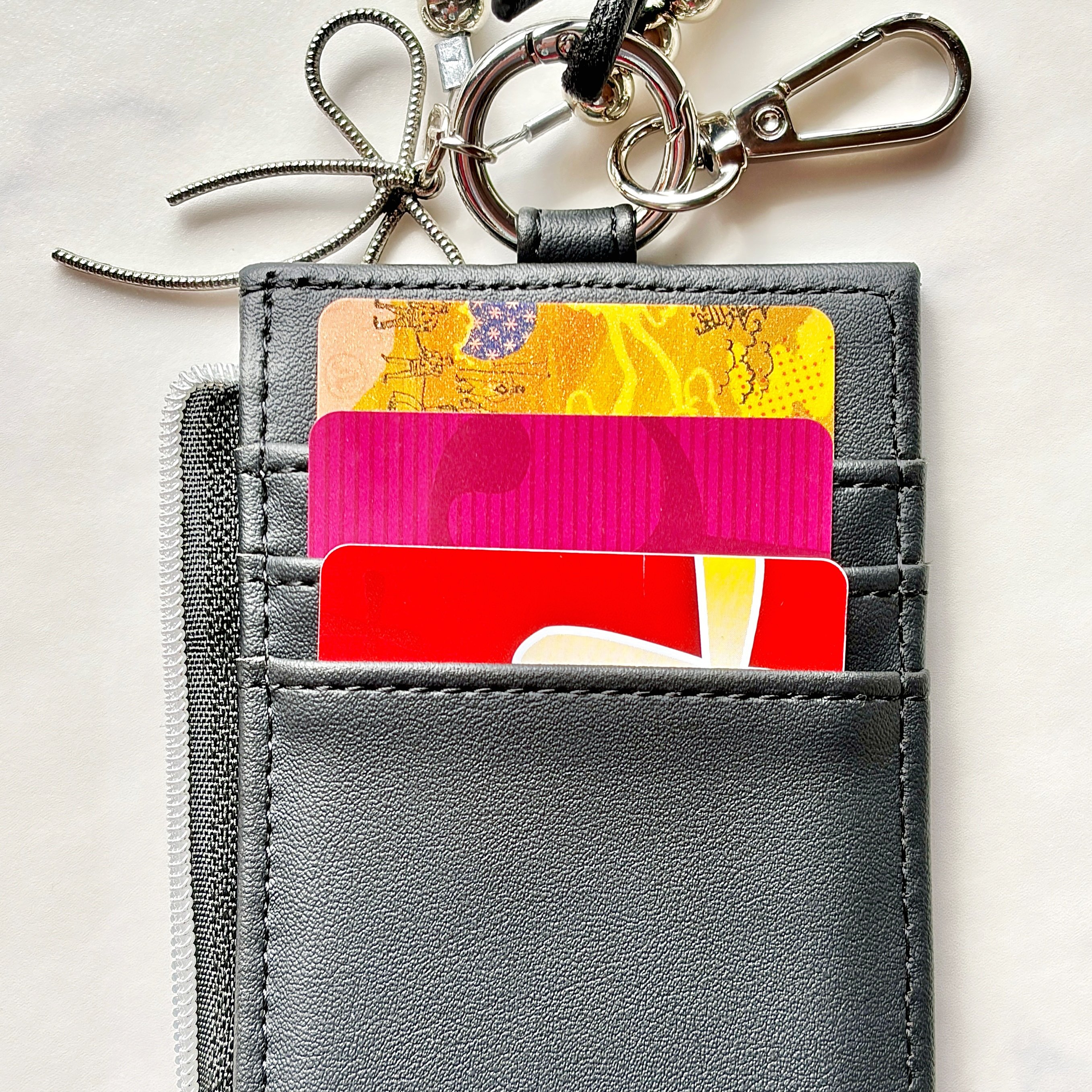 ミニ財布にちょうどいいじゃん！ハニーズの“手首にかけられるカードケース”現金やカギも収納できて天才すぎる！「やっと見つけました！」「可愛くて便利で使いやすい」