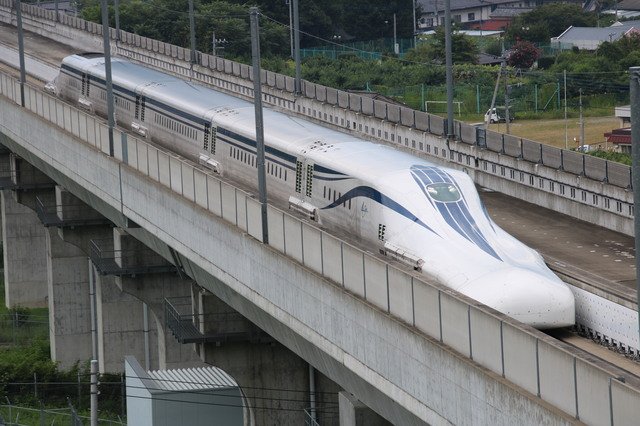 なぜ鉄道会社は「モノ言う株主」に狙われる？「東京ディズニー筆頭株主」も再び標的となるか