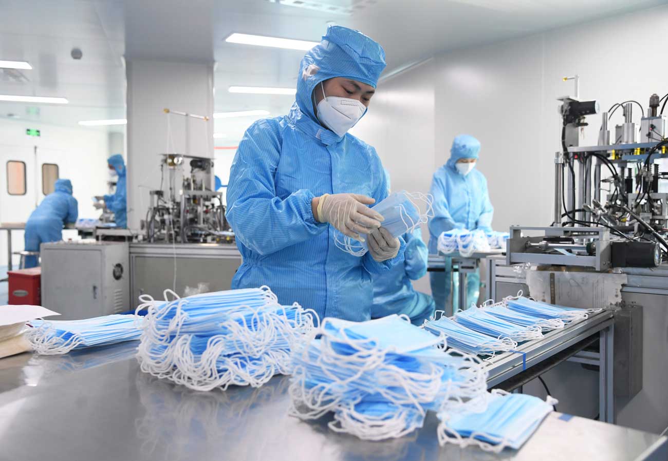 中国でマスクの検品作業をする男性