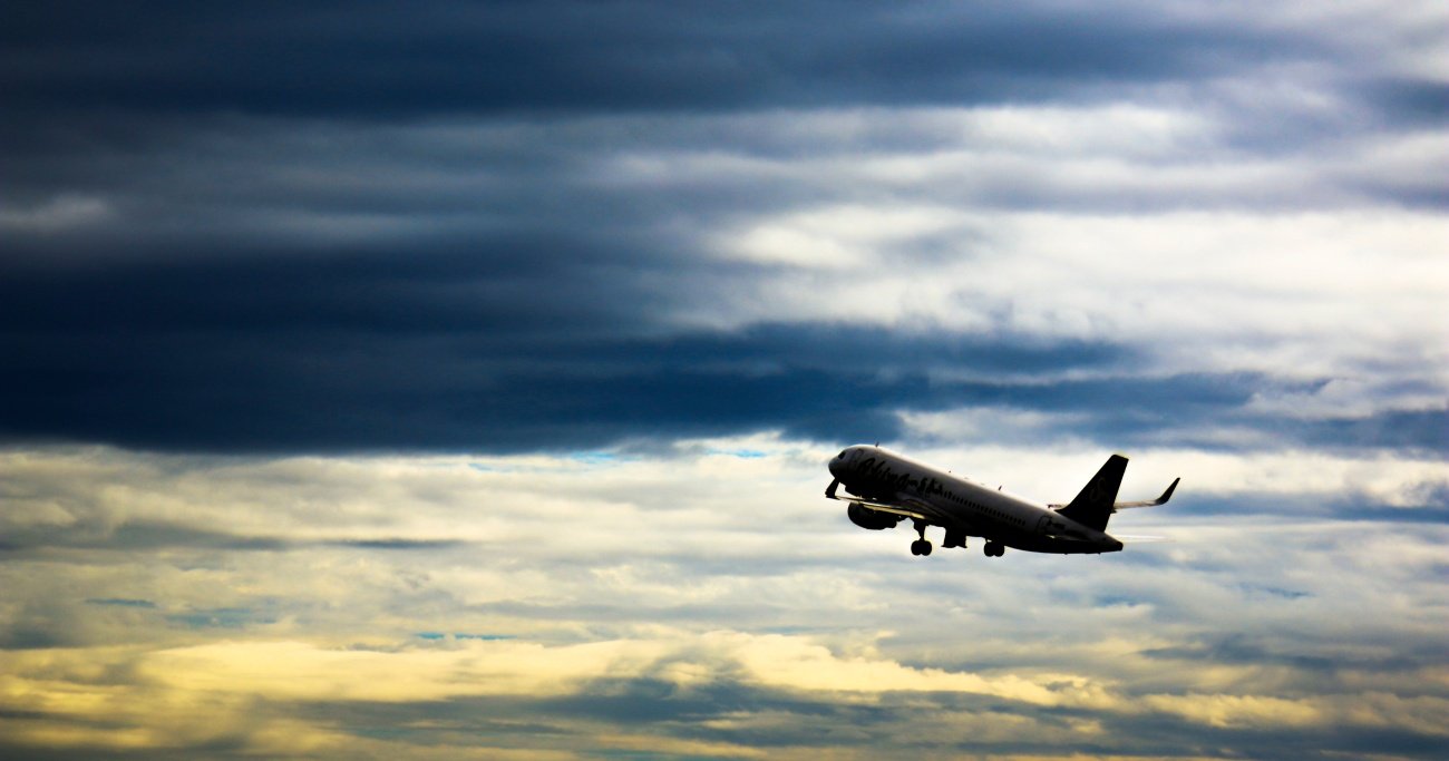 【出張や帰省の飛行機で景色を楽しむならどの座席？】「見ると幸せになれる」と言われる“虹色の光の環”と出会う方法