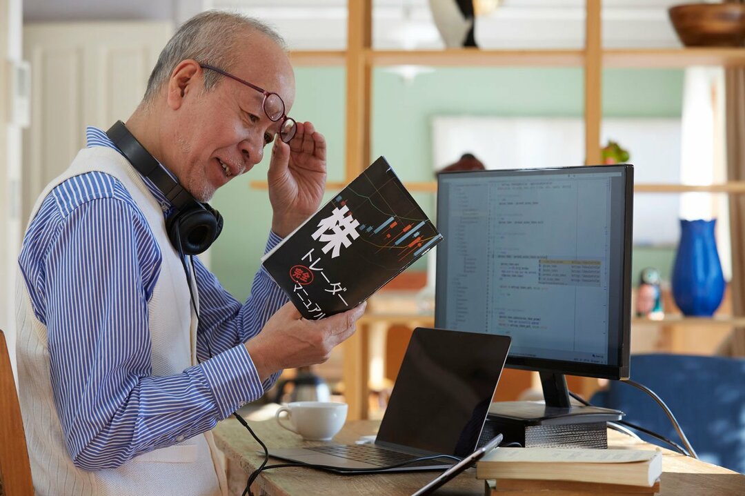 株式投資本を読む高齢者