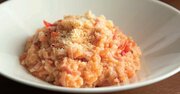 【丸ごとトマトをぶち込む】電子レンジで豪快かつおしゃれなトマトチーズリゾットを作ろう