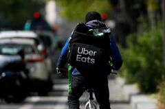 ウーバーの自縄自縛、救世主はフードデリバリーか