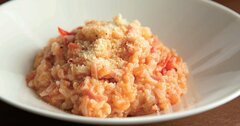 【丸ごとトマトをぶち込む】電子レンジで豪快かつおしゃれなトマトチーズリゾットを作ろう