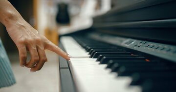 「両手で弾きたいならこれ!」知っておきたい、大人ピアノ(キーボード)の選び方