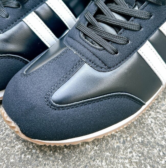 「2500円では申し訳ない！」「50代もオシャレに」ワークマンの“めちゃ軽シューズ”がレトロでかわいすぎる…！「ワークマンとは思えない」