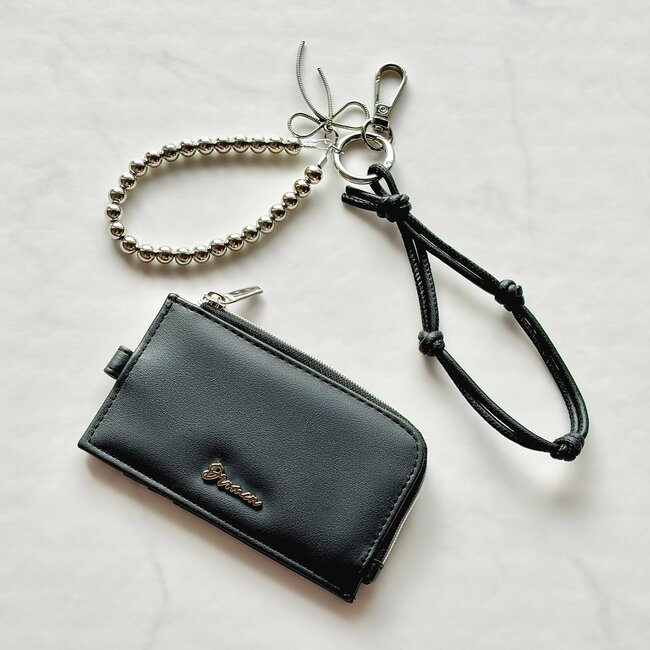 ミニ財布にちょうどいいじゃん！ハニーズの“手首にかけられるカードケース”現金やカギも収納できて天才すぎる！「やっと見つけました！」「可愛くて便利で使いやすい」