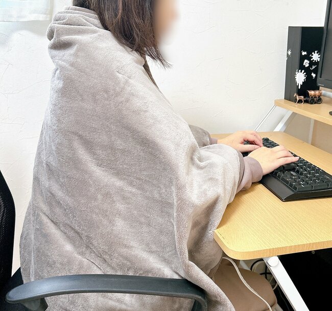 こたつ、いらないじゃん…！無印良品の“ぽかぽかブランケット”サッと羽織るだけで暖かい！「予想以上にあたたまります」「電気代の節約になりそう」