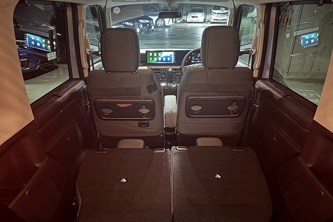 後席を畳んでも段差が少なく、視界も抜ける室内。軽なのに狭くない　Photo by F.Y.