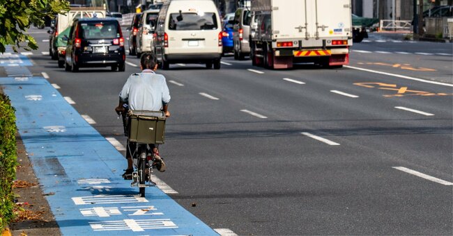 車道を走る自転車