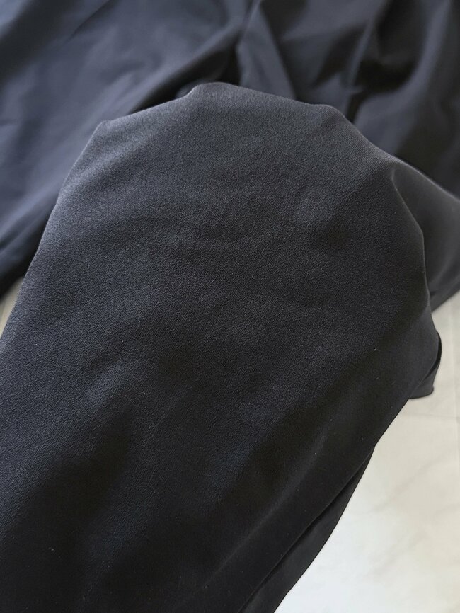 【GU】「はいてないくらい涼しい！」990円の“細見えパンツ”が夏にピッタリの気持ちよさ！「3色全部買った」「軽いし体のラインを拾わない」《購入レビュー》