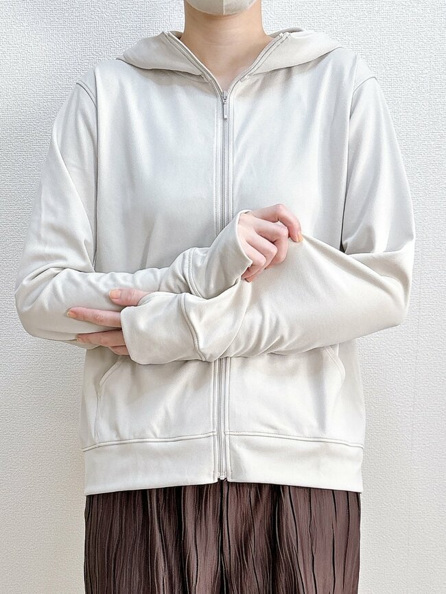 「毎日着用してます」「色違いも欲しい」無印良品の“UV対策パーカー”手の甲や首元まで守ってくれて天才すぎる!「くしゃくしゃにしてもシワにならない」