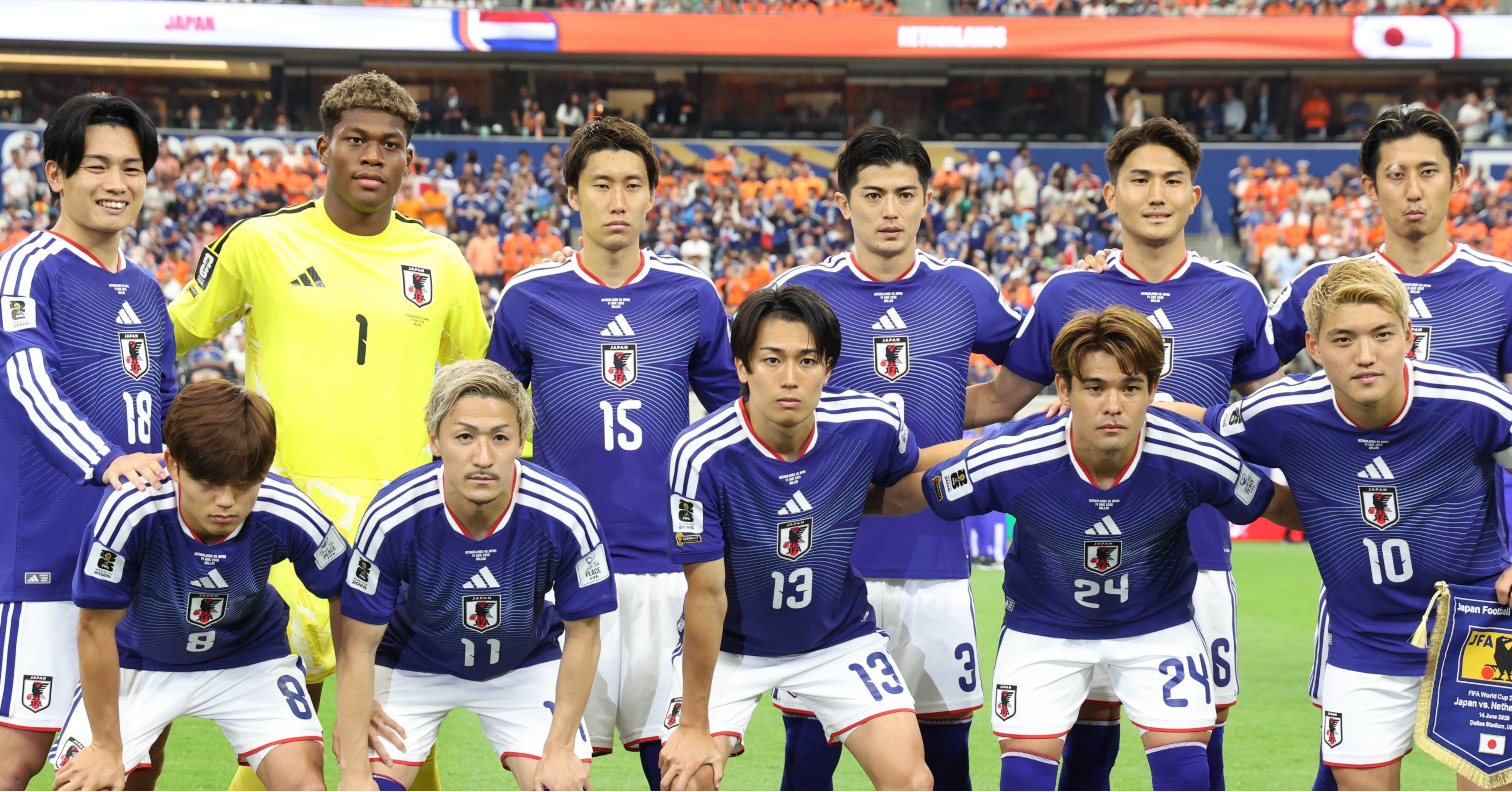 上段左からFW上田綺世、GK鈴木彩艶、MF鎌田大地、DF谷口彰悟、DF渡辺剛、DF伊藤洋輝、下段左からMF久保建英、MF前田大然、MF中村敬斗、MF佐野海舟、MF堂安律（キャプテン）