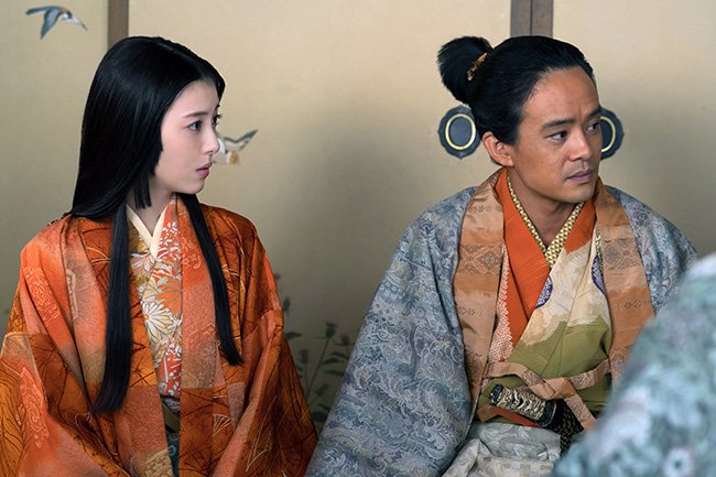 羽柴秀吉（右、演：池松壮亮）とねね（左、演：浜辺美波）の間には子どもがいなかったので、前田利家の娘・豪姫を養女として迎え入れる　（C）NHK