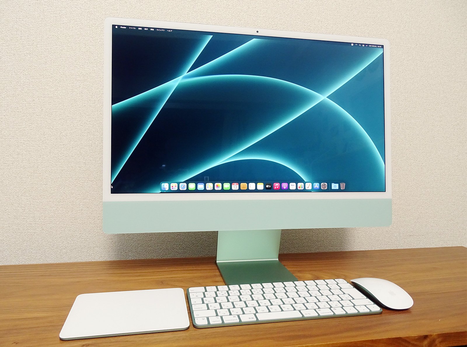 デザインを一新した24インチ4.5K Retinaディスプレイを搭載するiMac