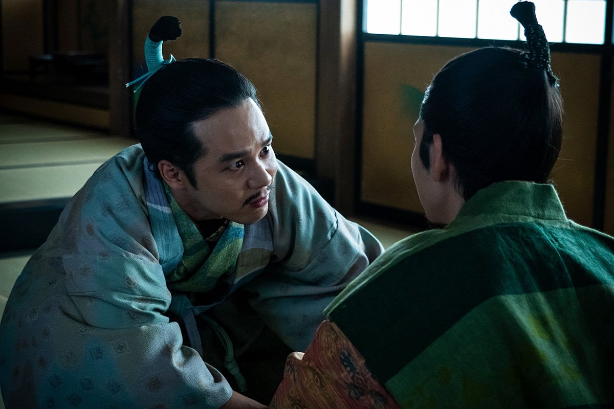 織田信雄（左）と家老の津川雄光（演：早瀬栄之丞）（C）NHK