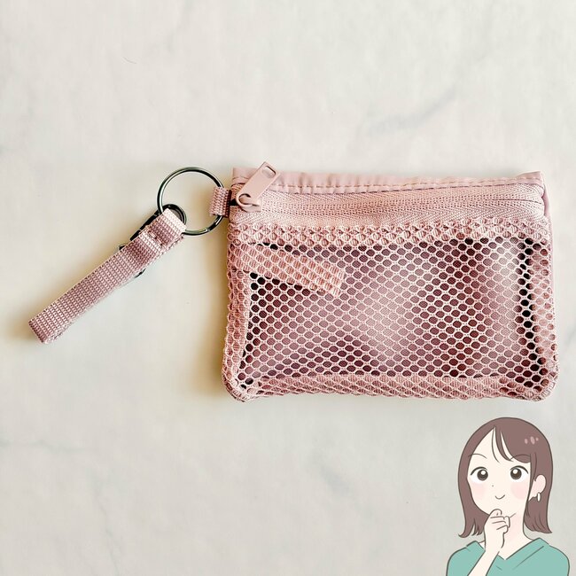 「4件目でやっと見つけた」「ようやく買えた」セリアの“天才すぎるポーチ”ミニ財布がわりに使えて便利！「散歩とかちょっと出るときに便利」